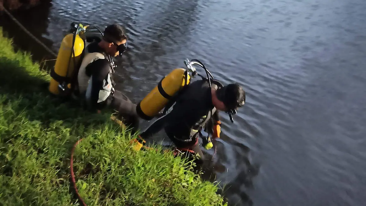 Operativo de búsqueda con equipo de buceo